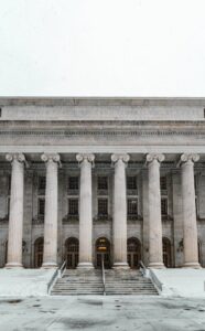 영국 High Court의 가압류 명령은 기업 거래 조건에 어떠한 영향을 미치는가